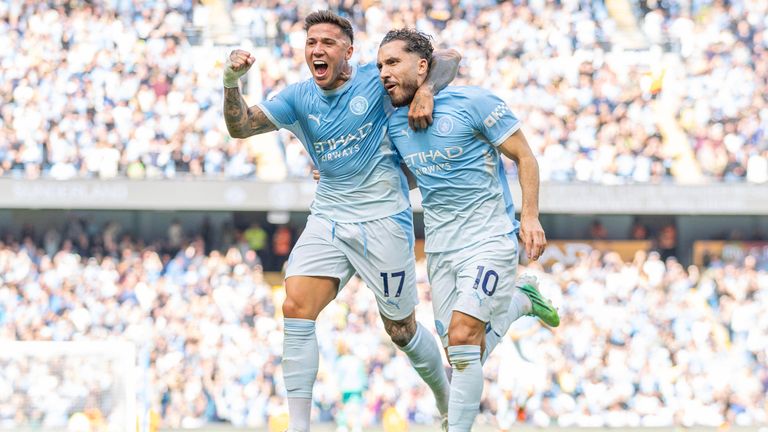 Enzo Fernandez (l) und Rayan Cherky (r.) treffen beim jüngsten 5:3-Sieg gegen Sunderland. Heute trifft City auswärts auf Liverpool. 