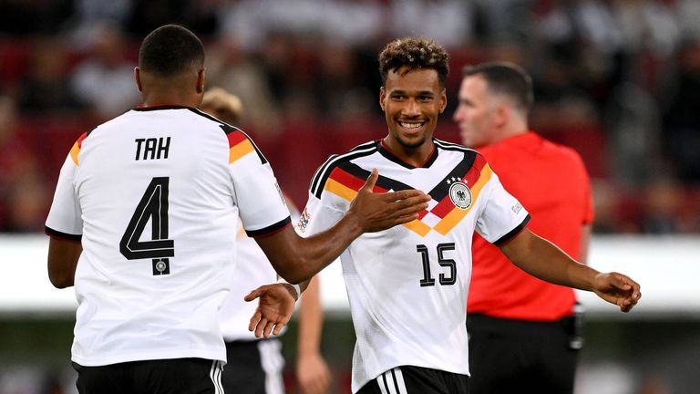 Bambase Conte (r.) verspürte keinen Druck bei seinem Debüt, aber reichlich Freude.