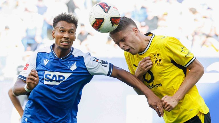 Bambase Conte im Kopfballduell gegen Joey Veerman (BVB).