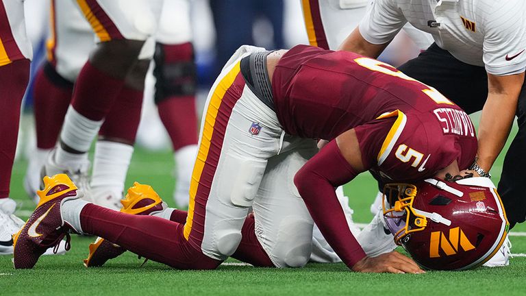 Star-Quarterback Jayden Daniels von den Washington Commanders blieb mit Schmerzen auf dem Boden liegen.