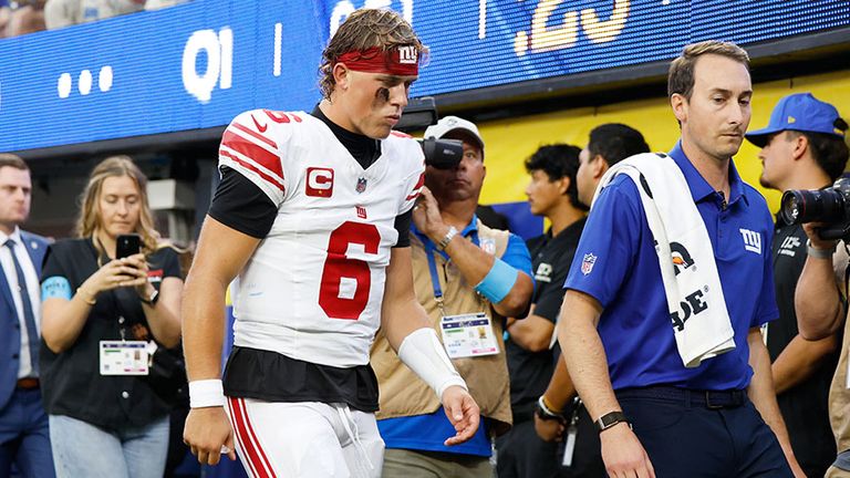 Quarterback Jaxson Dart (l.) von den New York Giants verlässt enttäuscht den Platz.