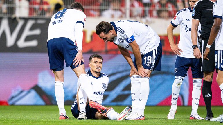 Dejan Ljubicic (am Boden) fehlt Schalke vorerst verletzt.