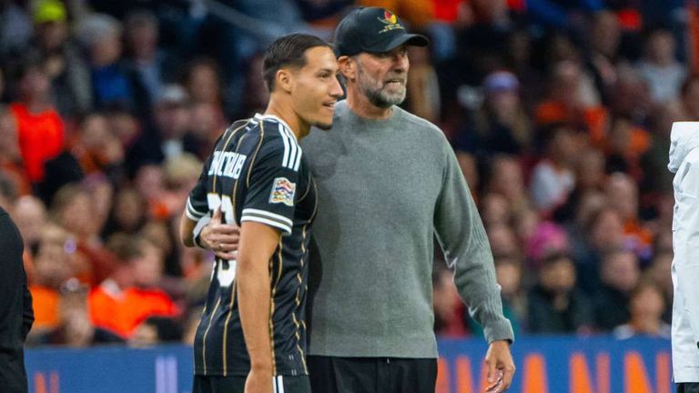 Jürgen Klopp (r.) wechselt Younes Ebnoutalib (l.) ein.