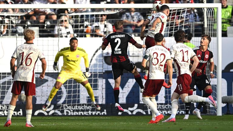 Eintracht Frankfurt verliert gegen den FC Augsburg.