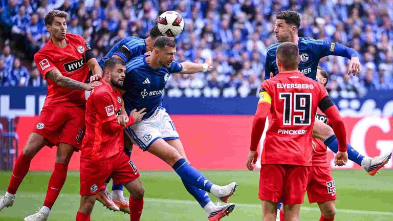 Kopfballduell Schalke-Elversberg