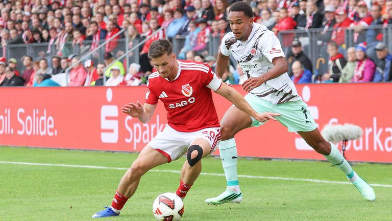 Energie Cottbus gegen den FC St. Pauli in der 2. Bundesliga.