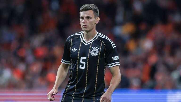 YANNIK ENGELHARDT: Mittelfeldspieler (25 Jahre, SC Freiburg)