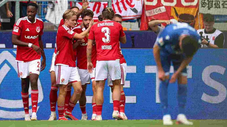 Energie Cottbus feierte in Karlsruhe den ersten Auswärtssieg der Saison.