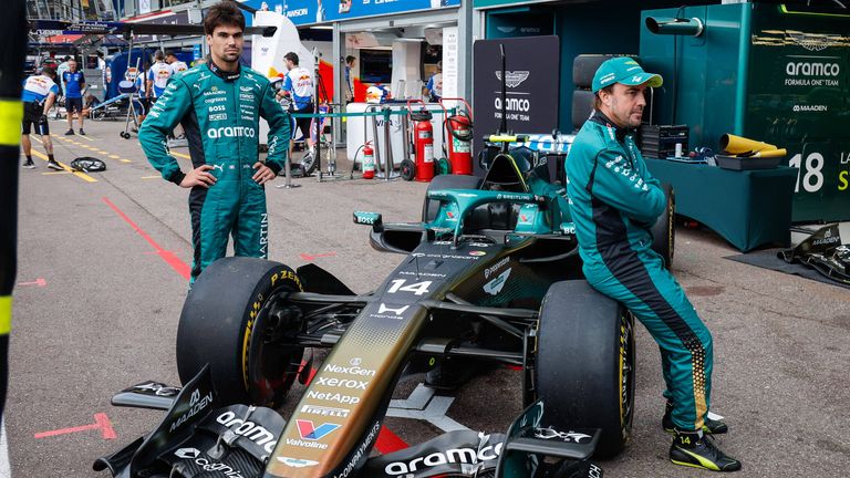 Fernando Alonso (l.) und Lance Stroll (r.) erleben mit Aston Martin eine Saison zum Vergessen. 