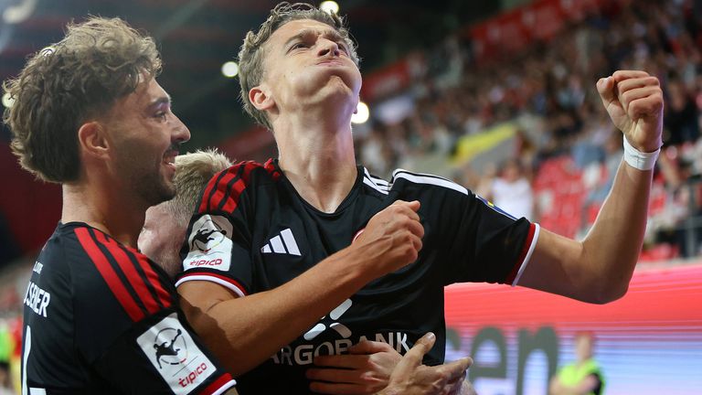 Fortuna Düsseldorf jubelt bei Jahn Regensburg.
