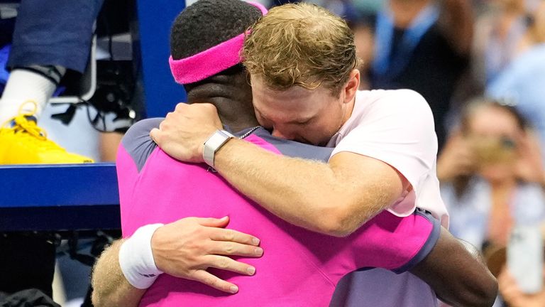 Alex Michelsen (r.) weinte bitterlich in den Armen seines Landsmanns Frances Tiafoe.