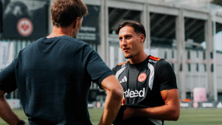 Bundestrainer Jürgen Klopp im Gespräch mit Frankfurt-Stürmer Younes Ebnoutali (Quelle: Instragram/eintrachtfrankfurt).