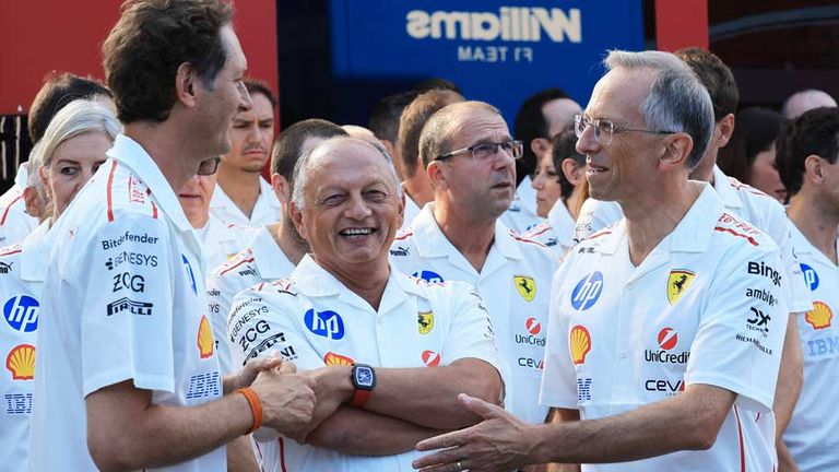 Fred Vasseur (M.), Ferrari-Präsident John Elkann (l.) und Vorstandschef Benedetto Vigna (r.).