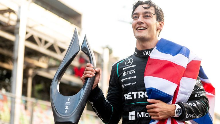 George Russell (Mercedes) mit seiner Siegertrophäe in Baku.