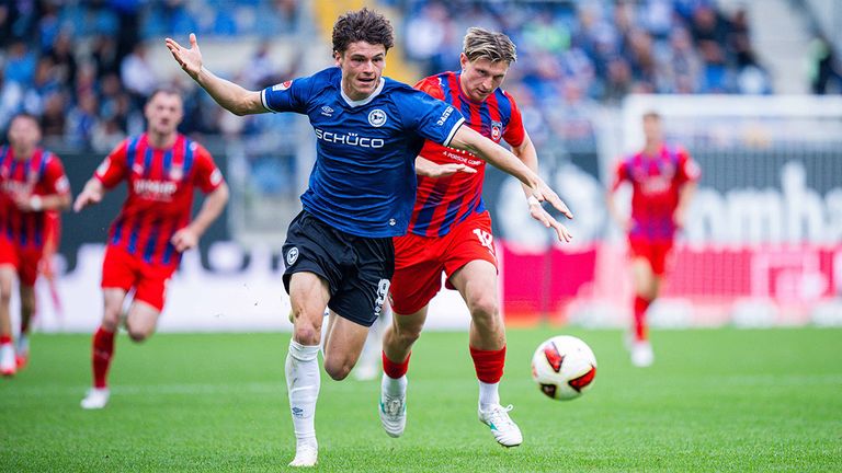 Arminia-Verteidiger Maximilian Großer (l.) verfolgt von Heidenheim-Stürmer Alessandro Vogt.