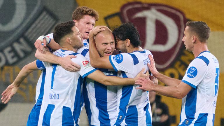 Die Herthaner feiern Thorsteinsson für seine beiden Treffer gegen Dynamo. 