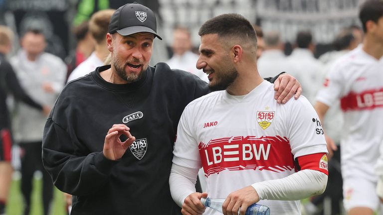 Sebastian Hoeneß und sein Kapitän Deniz Undav im Gespräch.