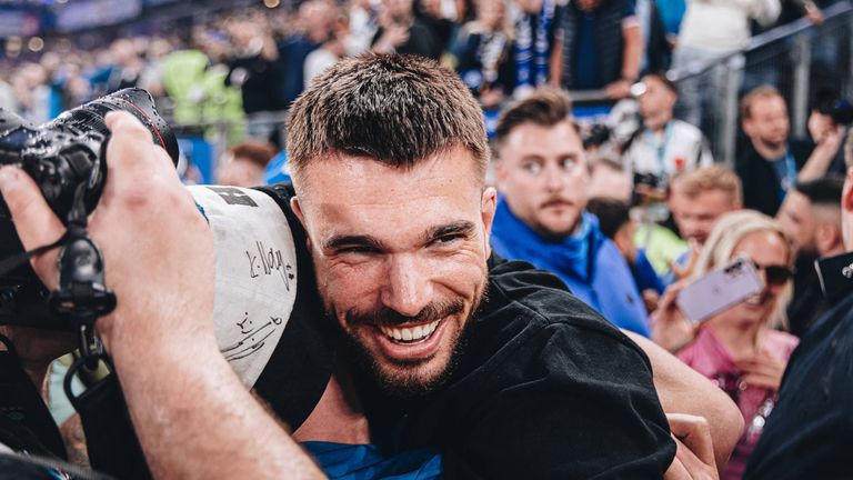 HSV-Profi Mario Vuskovic steigt knapp vier Jahre nach seiner Sperre wieder ins Training bei den Rothosen ein. 