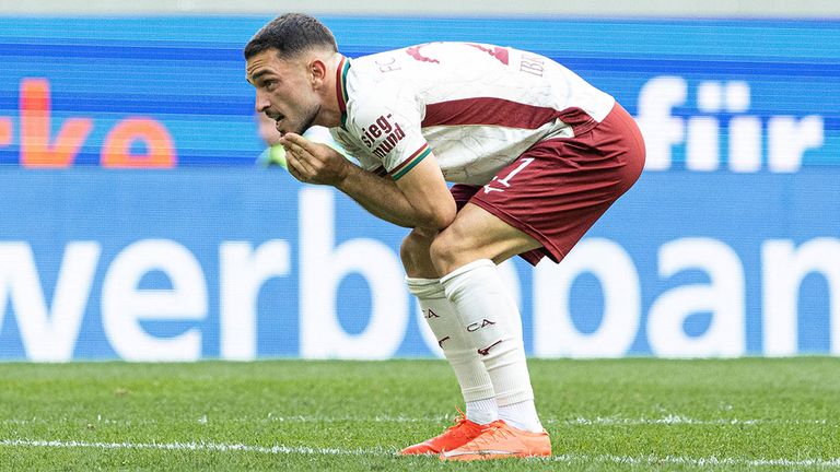 Arijon Ibrahimovic und der FC Augsburg sind nicht mehr Bundesliga-Tabellenführer.