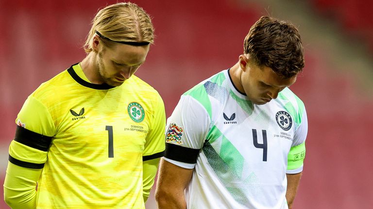 Die irischen Nationalspieler schauen bei der israelischen Hymne auf den Boden. 