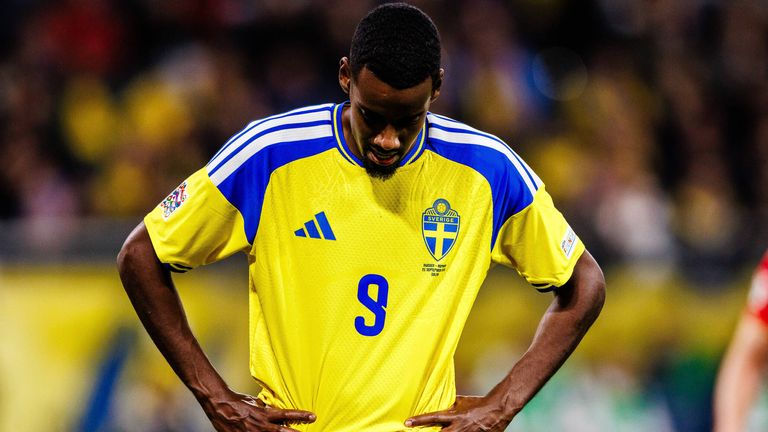 Schweden-Stürmer Alexander Isak hat sich eine Verletzung zugezogen. 
