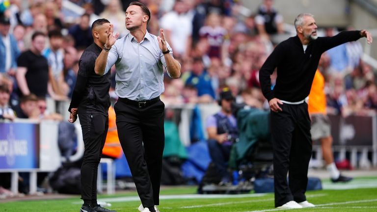 Newcastle-Trainer Matthias Jaissle (l.) und Bournemouth-Coach Marco Rose (r.) trennen sich im ersten Aufeinandertreffen mit einem Remis.