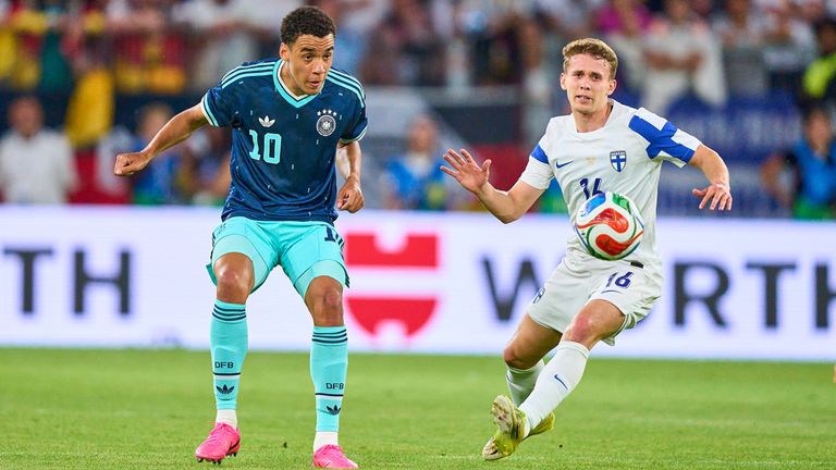 Jamal Musiala (l.) wird am Donnerstag gegen die Niederlande im neuen Adidas-Trikot der deutschen Nationalmannschaft auflaufen. 