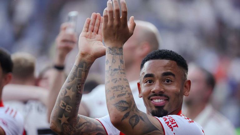 Gabriel Jesus läuft künftig für den FC Barcelona auf und beerbt Ex-Bayern-Stürmer Robert Lewandowski.