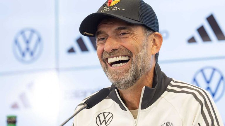 Bundestrainer Jürgen Klopp hat 44 Spieler in zwei Kadern in sein erstes DFB-Aufgebot berufen.