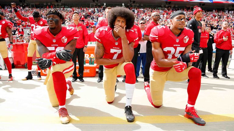 Zehn Jahre nach Kniefall: Colin Kaepernick (M.) rechnet mit NFL ab und erhebt schwere Vorwürfe.