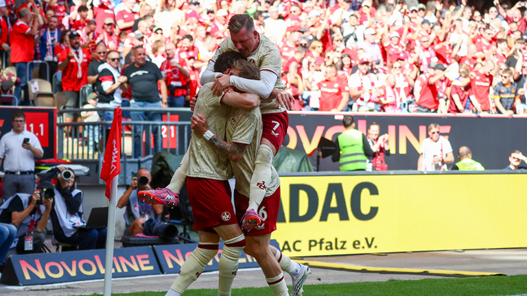 Kaiserslautern bejubelt den Sieg über Braunschweig. Nach der Länderspielpause trifft der FCK am 9. Oktober auf Heidenheim.