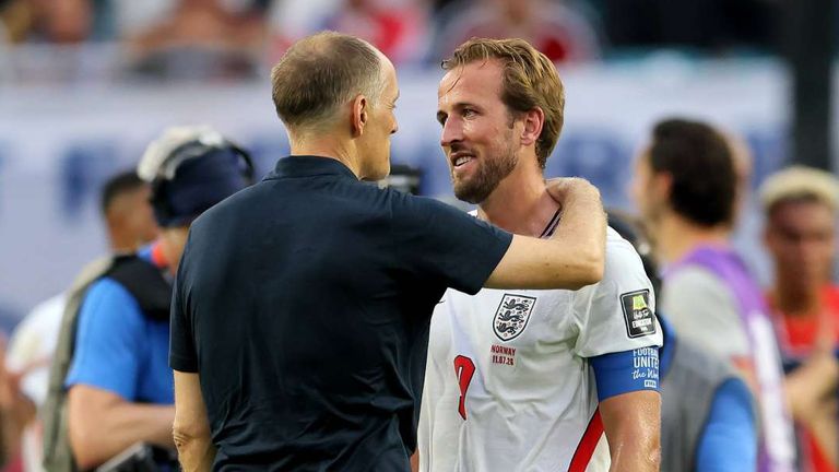 Thomas Tuchel (l.) und Englands Kapitän Harry Kane (r.) im Gespräch.