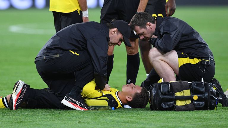 BVB-Neuzugang Karetsas musste im CL-Duell gegen den FC Villarreal aufgrund von Kreislaufproblemen ausgewechselt werden.