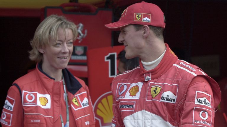 Michael Schumacher (r.) mit seiner damaligen Pressesprecherin Sabine Kehm (l.) beim Großen Preis von Belgien im Jahr 2002.