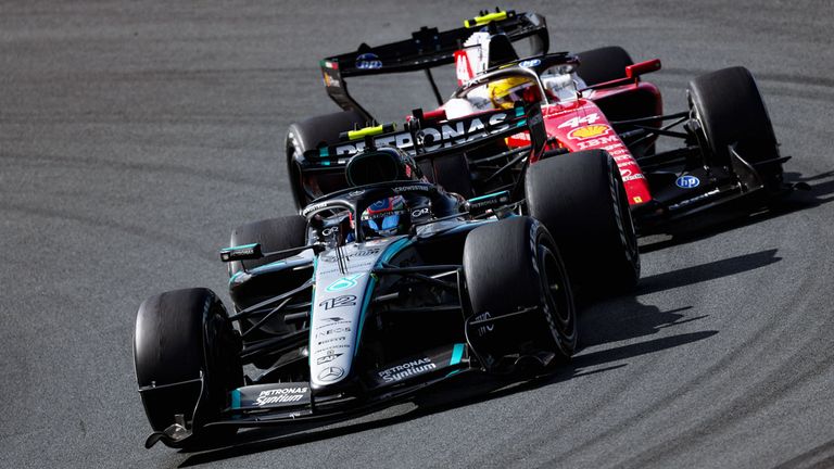 Mercedes-Pilot Kimi Antonelli (vorne) im Zweikampf mit Ferrari-Superstar Lewis Hamilton.