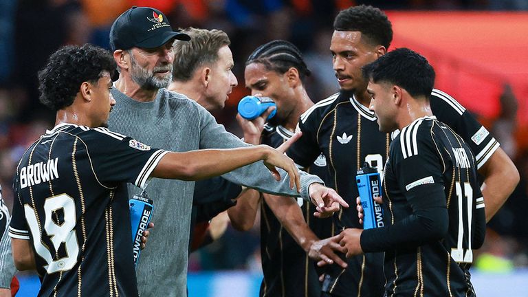 Bundestrainer Jürgen Klopp (2. von l.) im Gespräch mit Nathaniel Brown (von l.), Felix Nmecha und Nadiem Amiri.