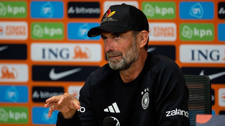 Für Jürgen Klopp steht am Sonntag in Augsburg sein zweites Spiel als Bundestrainer der deutschen Nationalmannschaft auf dem Programm.