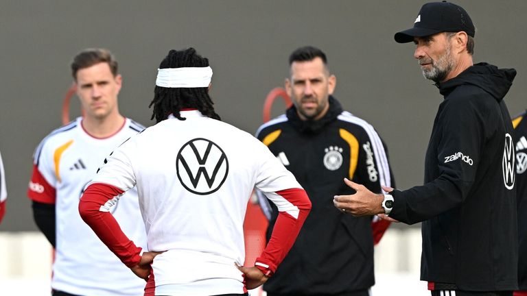 Jürgen Klopp (r.) bestreitet an Donnerstag sein erstes Länderspiel als Bundestrainer. 