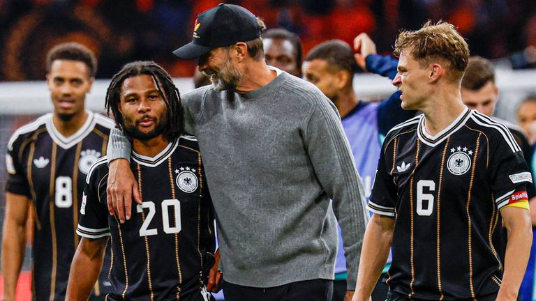 Jürgen Klopp nimmt Serge Gnabry nach seinem Fehler in den Arm.