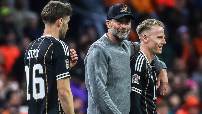 Bundestrainer Jürgen Klopp trifft mit der deutschen Nationalmannschaft auf Griechenland - sein zweiter Kader schaut auf der Tribüne zu.