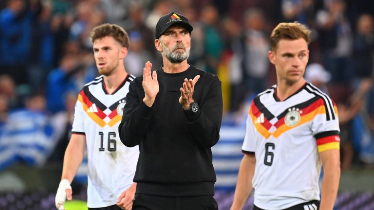 Jürgen Klopp (m.) musste bei seinem Heimdebüt als Bundestrainer eine historische Niederlage gegen Griechenland hinnehmen.