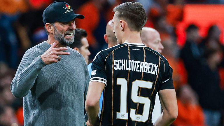 Bundestrainer Jürgen Klopp (l.) streicht BVB-Star Nico Schlotterbeck aus dem DFB-Kader für das Spiel gegen Griechenland. 