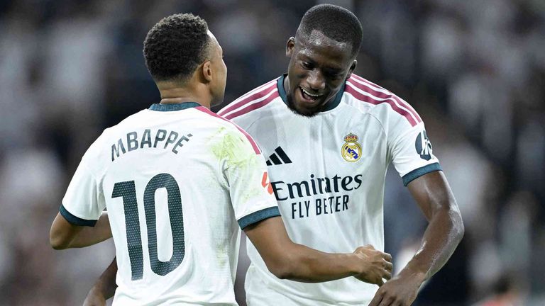 Ibrahima Konaté (r.) fällt mit einer Knieverletzung für Frankreichs Nations-League-Spiel gegen die Türkei aus.