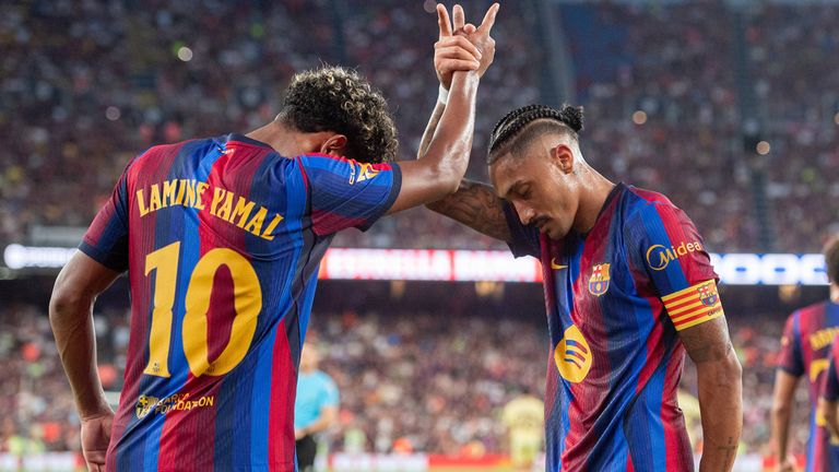 Lamine Yamal (l.) und Raphina führen den FC Barcelona zum Kantersieg beim Champions-League-Auftakt gegen Feyenoord Rotterdam.