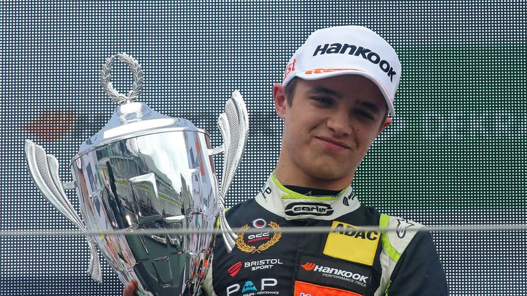 Mit noch nicht einmal 18 Jahre krönt sich Lando Norris im Jahr 2017 zum F3-Europameister. Im gleichen Jahr darf er bereits erste F1-Tests ab