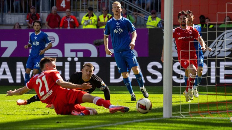 Mario Sauer (1. FC Kaiserslautern) grätscht den Ball über die Linie.