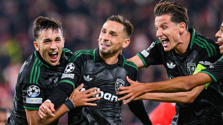 Die Lens-Spieler freuen sich über den Doppelschlag in der Nachspielzeit. 