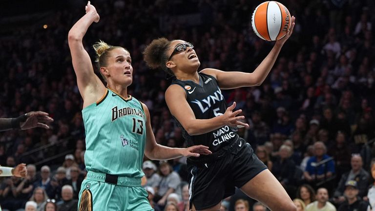 Leonie Fiebich (l.) und die New York Liberty setzen sich gegen die topgesetzten Minnesota Lynx durch.