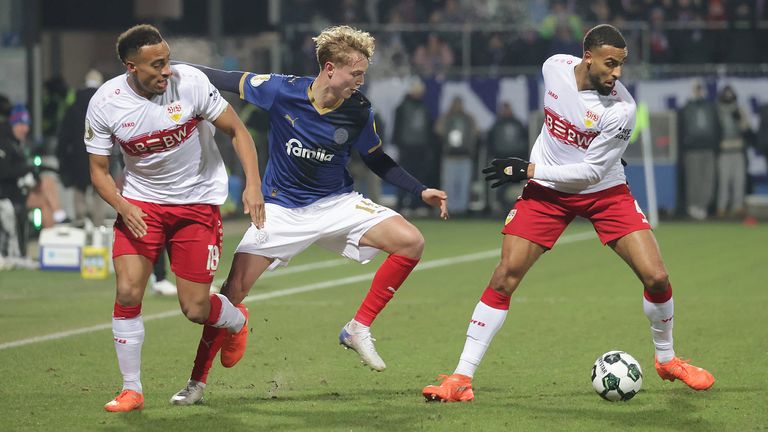 Jamie Leweling (li.) und Josha Vagnoman bleiben beim VfB Stuttgart.