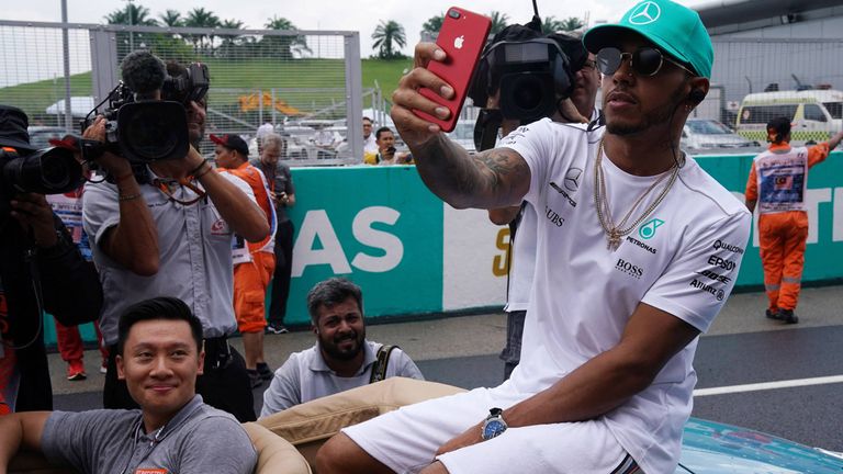 Lewis Hamilton wird hinter Max Verstappen Zweiter beim Malaysia-GP 2017. Zu diesem Zeitpunkt hat der mittlerweile Rekordchampion (zusammen m